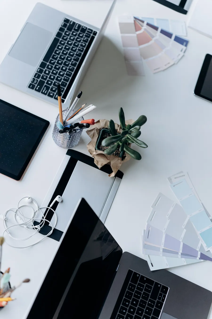 Webdesign-Arbeitsplatz mit Laptops und Farbpaletten – Webdesign aus Graz